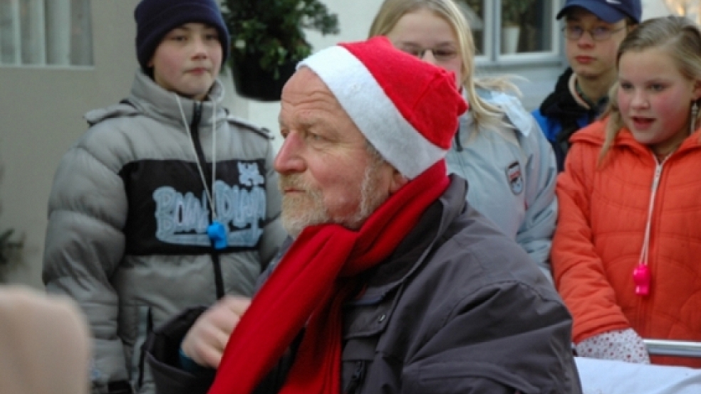 In Weihnachtslaune ist Fritz Wessels, Vorsitzender der Interessengemeinschaft Stapelmoorer Park, die den Weihnachtsmarkt »Rund um d’ Möhlen« veranstaltet, nicht.  © Foto: RZ-Archiv