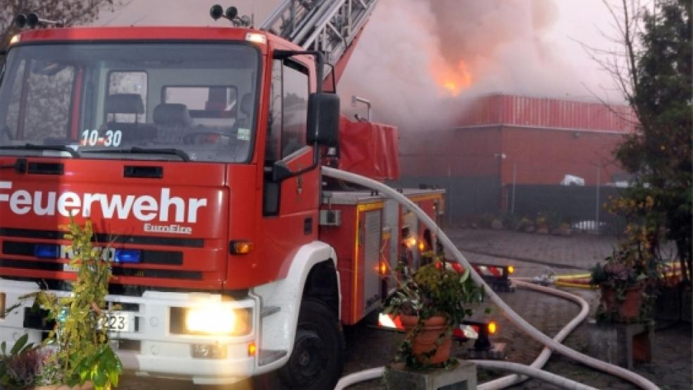 Löschangriff von der Drehleiter: Insgesamt waren 130 Mann mit 24 Fahrzeugen im Einsatz. © Foto: ez