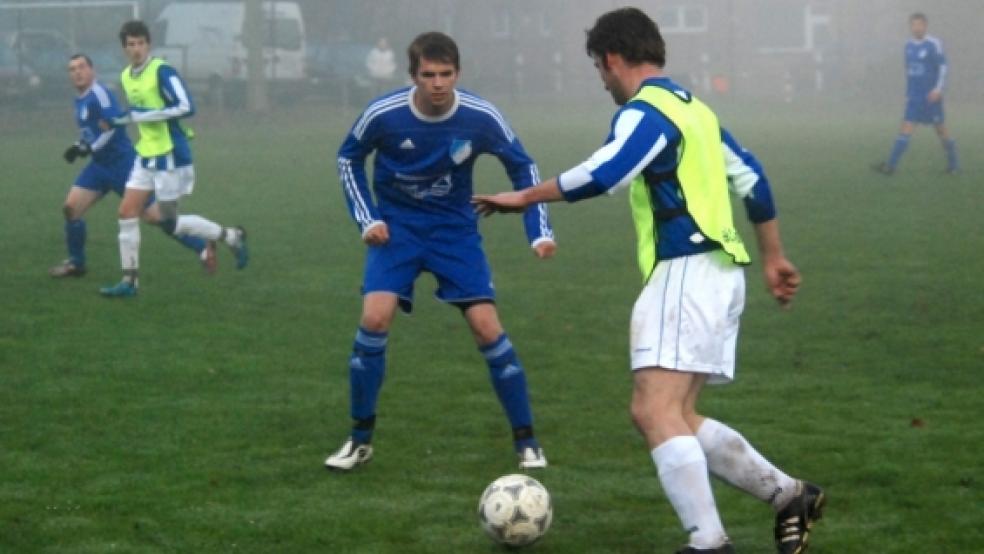 Im Verlaatjer Nebel endete das Kellerduell am Samstag ohne Sieger. Auf unserem Foto führt Möhlenwarfs Heiko Abbas (mit Leibchen) den Ball gegen Verlaats Sven Groen. © Foto: Kremer