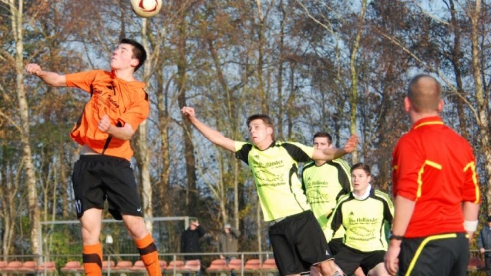 Hinten Abräumer, vorne Doppeltorschütze: Dennis Klock (beim Kopfball) wahrte mit Wymeer seinen Nimbus als beste Heimmannschaft. © Foto: Kremer