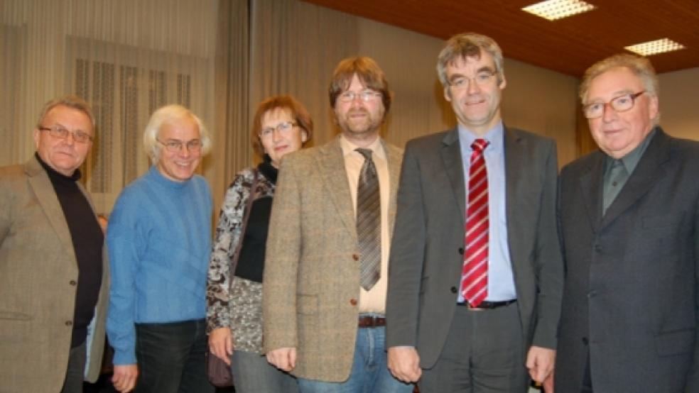 Johann Weusmann (2. von rechts) sprach über Geld-Perspektiven in der Kirche. Der Vizepräsident der Reformierten Kirche wurde von der Kirchenleitung des Synodalverbandes Rheiderland - Wolfgang Philipps (von links), Hilde Otter, Ard Nap und Harm Tjabben - zur Herbstsynode nach Bunde eingeladen. © Foto: Nagel