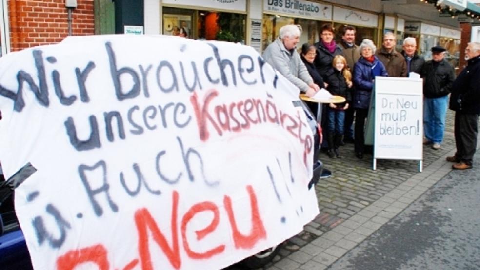 Zeigten Flagge für Dr. Neu und die Unterstützung aller Kassenärzte: Die Interessengemeinschaft bei ihrer Kundgebung in der Neuen Straße.  © Foto: Hanken