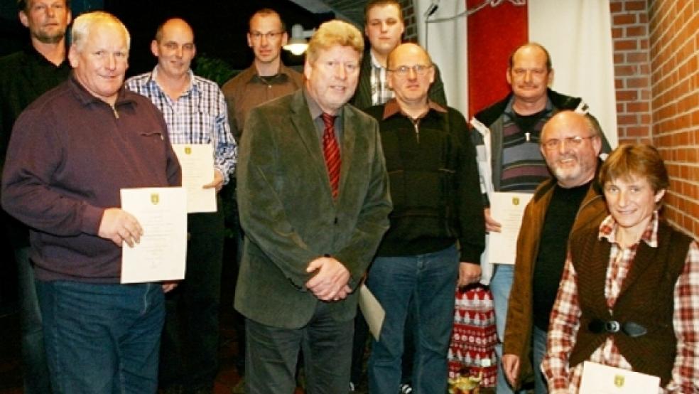 »Alte Hasen« und »neue Hüpfer«: (von links) die neu gewählten Ortsvorsteher Rolf Hommers (Pogum), Göko Troff (Oldendorp), Wilfried Boekhoff (Marienchor), Heio Bronsema (Böhmerwold), Bürgermeister Johann Tempel, Ludwig van Vlyten (Nendorp), Bajo Leemhuis (Holtgaste), Wilfried Janßen (Hatzum), Jan Spin (Jemgum) und Bettina Pilney (Midlum). Auf dem Foto fehlen Barbara Dahlmann (Critzum) und Johann Duin (Ditzum).  © Foto: Goeman