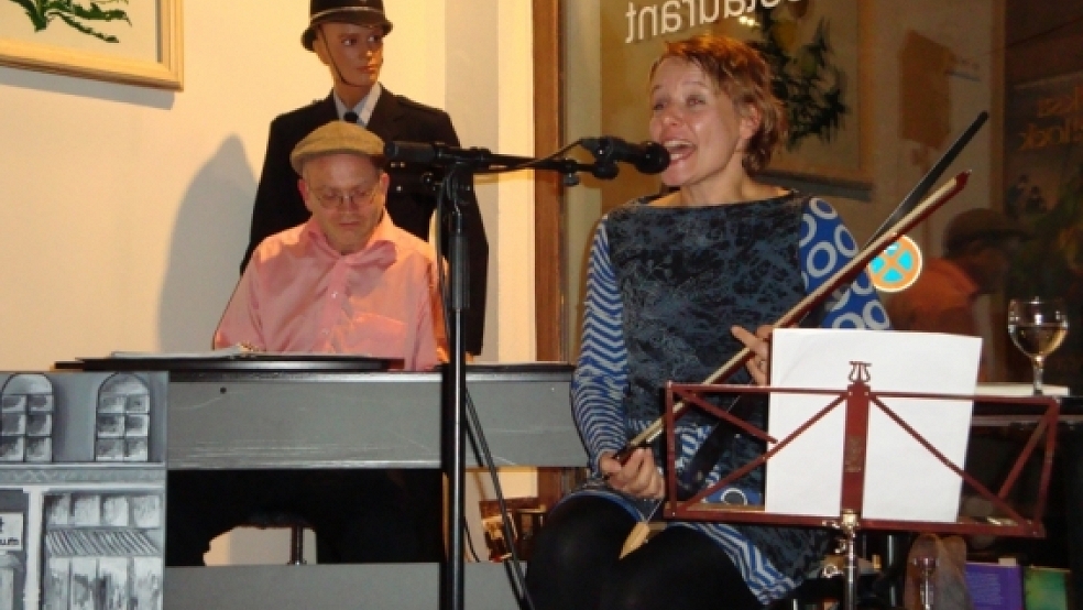 Lars Börge Eduard und Autorin Sandra Lüpkes haben für jedes Lesungsprogramm begleitende Musik dabei. Trompete, Gesang, singende Säge. © Foto: Fischer