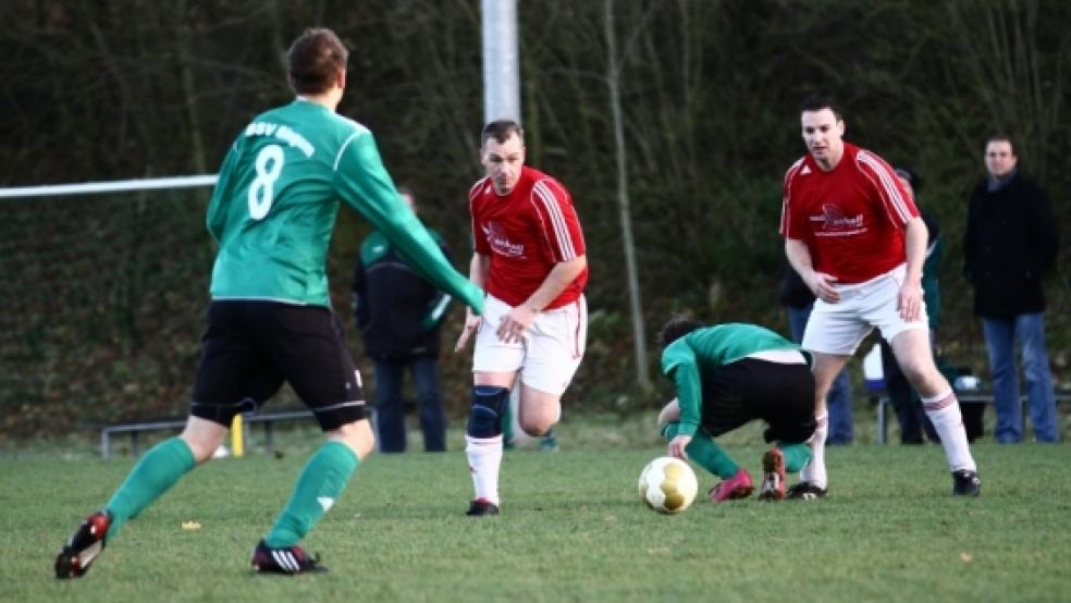 Derbystimmung kam in Bingum nicht auf. Dafür waren die Leistungen der beiden Nachbarn zu überschaubar. Nachdem die Jemgumer (rote Trikots) die letzten Duelle gewinnen konnten, feierte diesmal der Aufsteiger einen Derbysieg. © Foto: Schulte