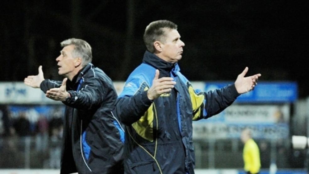 Was nun? Diese Frage werden sich nun nicht nur Kickers-Coach Uwe Groothuis (rechts) und sein Co-Trainer Jens Jaschob stellen. Die Ostfriesen stehen in der Oberliga als erster Absteiger fest, müssen aber die Saison zu Ende spielen. Nur dann geht es in der Landesliga weiter. Ansonsten muss Kickers in der Kreisklasse neu anfangen. © Foto: Bruns