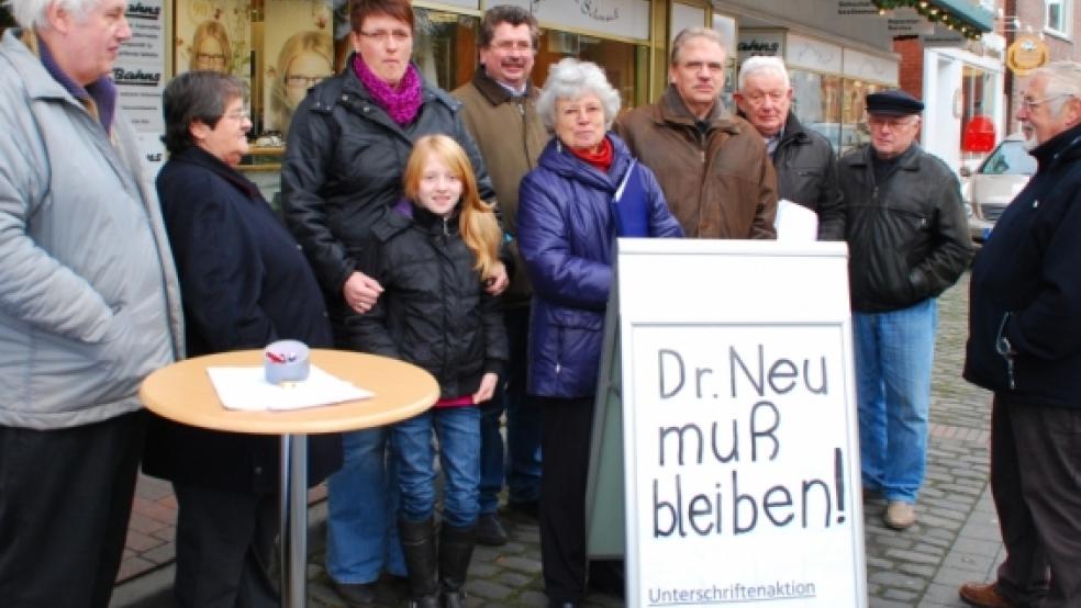 Die Interessengemeinschaft bei der Unterschriftenaktion am Samstag in Weener. Am kommenden Samstag plant die Gruppe, zu der auch Waltraud Borus-Gerke und (5. von rechts) und Robert Luiking (3. v. r.) gehören, eine Demo.   © Foto: Hanken