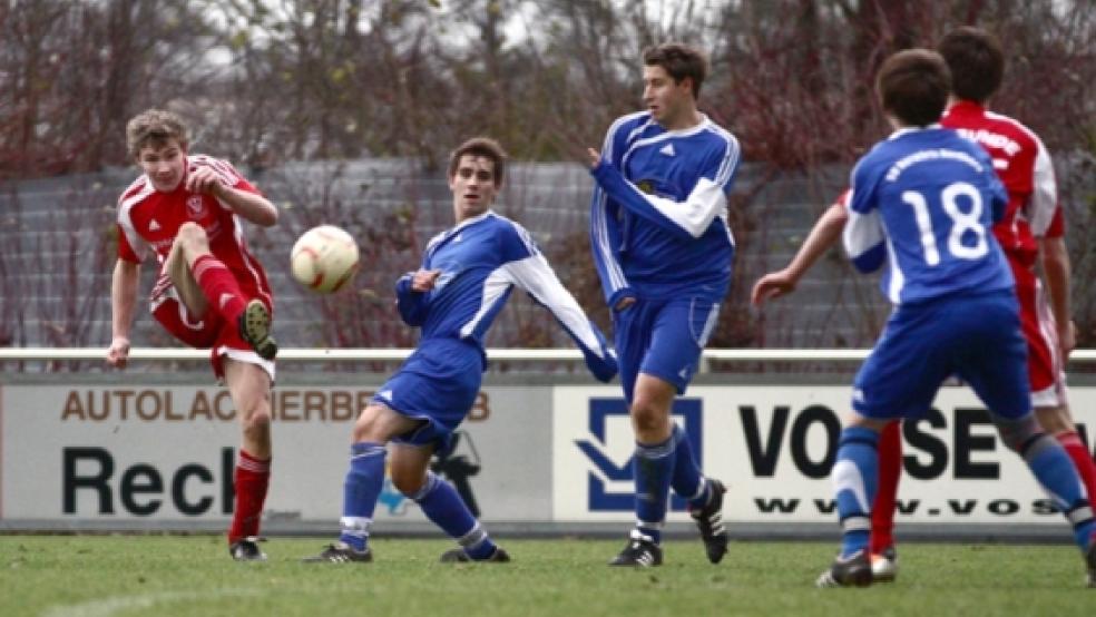 Schoss sein 17. Tor: Goalgetter Eike Schmidt (links). Im Spitzenspiel gegen Vorwärts Nordhorn führte Bunde bereits nach sieben Minuten mit 2:0 und kassierte fünf Minuten vor Schluss noch den Ausgleich. © Foto: Schulte