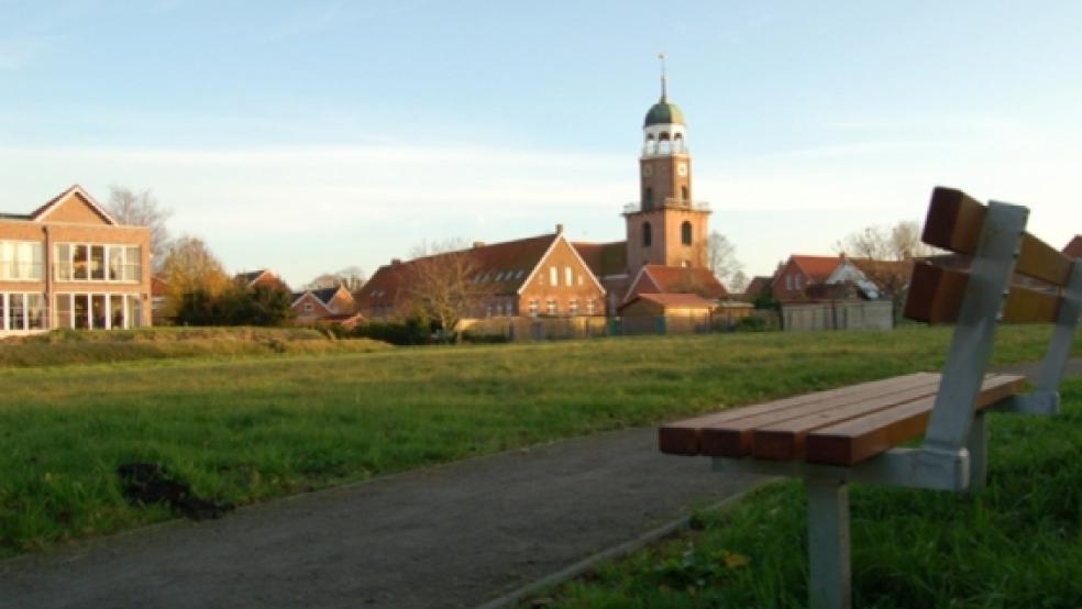 Den Blick auf die Seniorenanlage und die Kirche, im Rücken die Mühle - die »Wierdeäcker« in Jemgum werden zur grünen Oase im Ortskern. Außerdem sind das Sielhus, der Friedhof und das Jugendzentrum in Jemgum renoviert worden. © Foto: Nagel