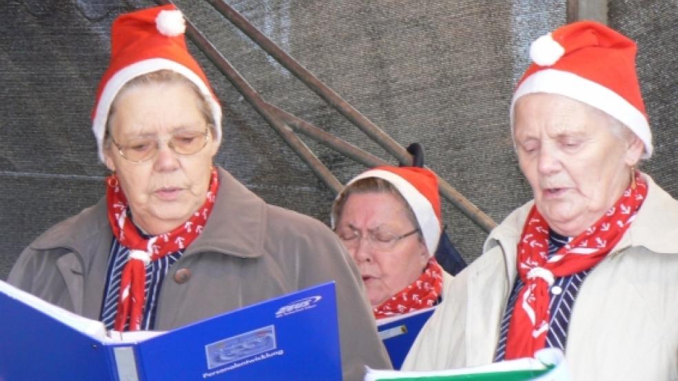 Ohren- statt Gaumenschmaus - Die »Nordseekrabben« verwöhnten mit maritimen Weihnachtsliedern das Jemgumer Publikum. © Himstedt