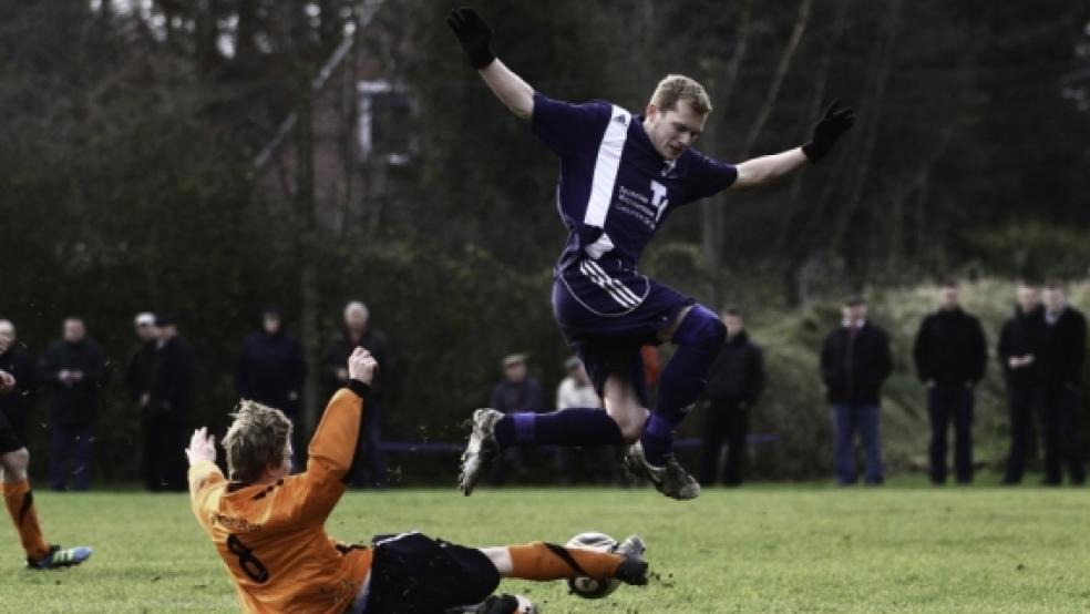 Abgegrätscht haben Joost Diepen (l.) und seine Wymeerster Stefan Venekamp und seinen Heidjer SV. Wymeer siegte 2:1.  © Foto: Schulte