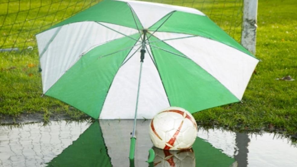 Schutz vor Regen und Kälte suchen die Fußballer im Landkreis Leer. Alle Partien auf Kreisebene für dieses Jahr sind abgesagt. © Foto: Mentrup