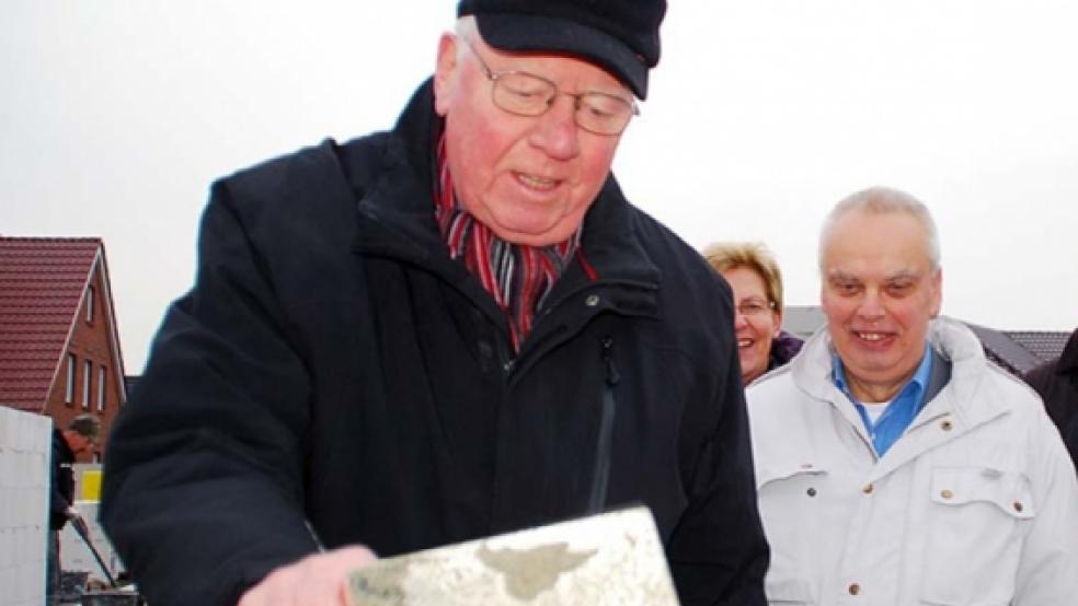 Kelle und Kupferrohr - unverzichtbare Utensilien bei der Grundsteinlegung. Vereinsvize Jan-Dieter van Hoorn macht sich ans Werk © Fotos: Hanken