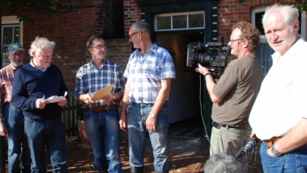 Auch am Jemgumer Sielhus drehte Hans-Erich Viet während der Herbstdeichschau für seinen Sturmflut-Film. Rechts im Bild Viet, neben ihm Kameramann Thomas Keller, Oberdeichrichter Meint Hensmann, Erster Kreisrat Rüdiger Reske, Peter Spekker von der Unteren Wasserbehörde und Obersielrichter Hinrich Geerdes. © Hoegen