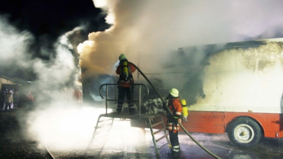 Der Anhänger eines Schaustellerbetriebes brannte komplett aus. © Foto: D.Janßen (KPW)