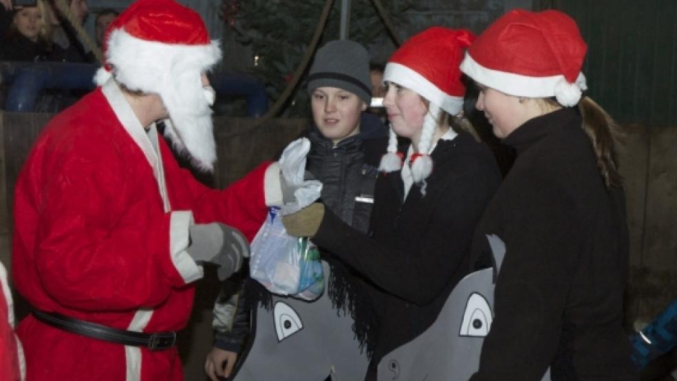 Ein Lächeln auf die Gesichter der Kinder zauberte der Weihnachtsmann. Für alle hatte er etwas Kleines mitgebracht.  © Fotos: Mentrup