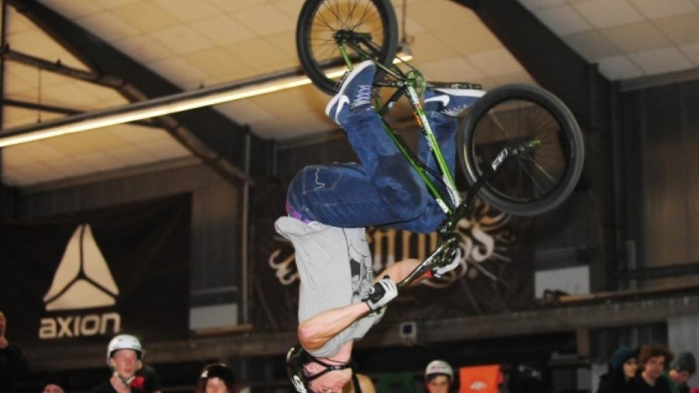 Spektakulär ging es zu in der Auricher Skatehalle. Hier zeigt der Berliner Björn Mager einen Salto und steht kurzerhand verkehrt herum in der Luft. © Foto: Gleich