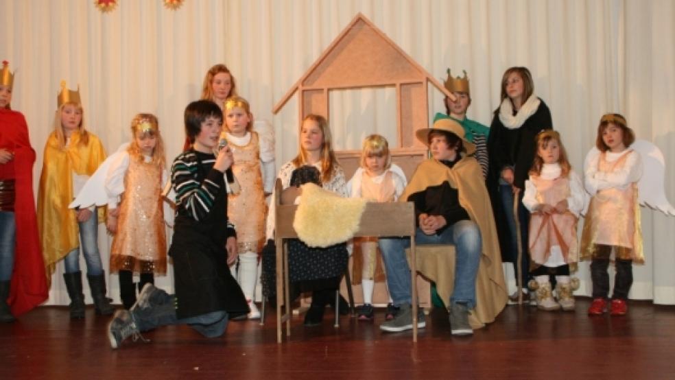 Mächtig ins Zeug legten sich die Kinder und Jugendlichen der Kirchengemeinde Stapelmoor beim Krippenspiel in der Aula der Grundschule Stapelmoor. © Fotos: Goeman