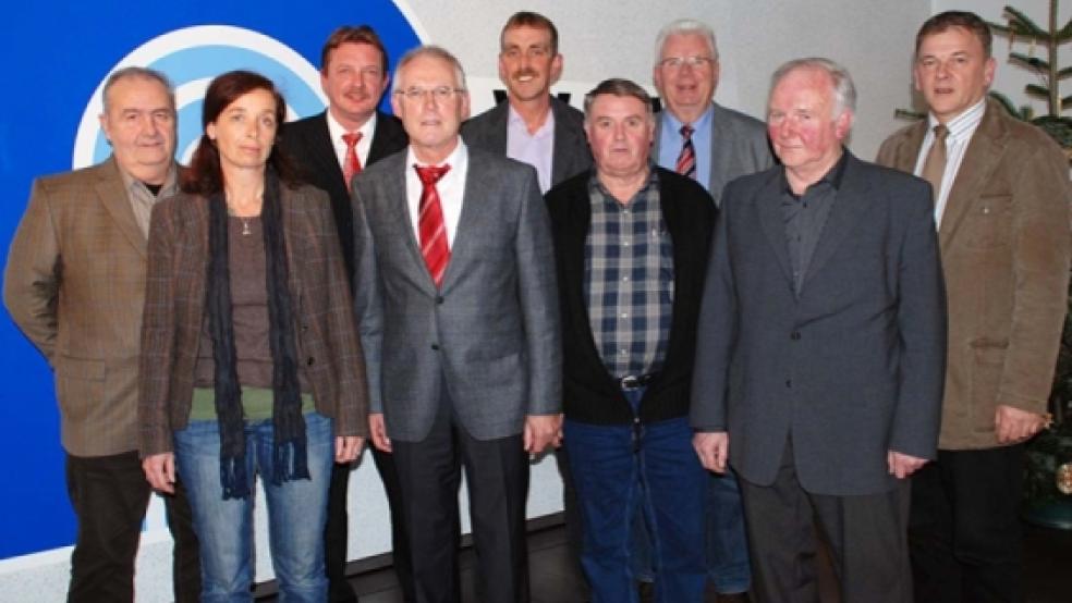 Die Mitglieder des Verbandsausschusses (von links): Otto Dreesmann, Birgit Rutenberg, Verbandsgeschäftsführer Jan Schulte, Verbandsvorsteher Peter Woltermann, Reinhard Schüür, Jan-Dieter Janssen, Johann Duin (Vertreter Konrad Kruse), Wilhelm Ostendorp und der stellvertretende Verbandsvorsteher Gerald Sap. Es fehlen Konrad Kruse und Heinz Dieter Schmidt. © Foto: Hoegen