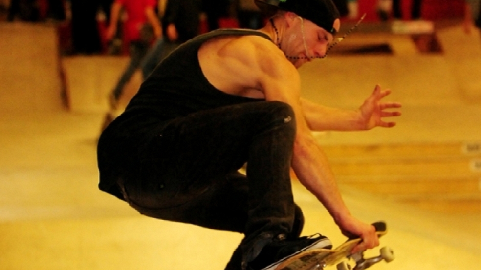 Action auf und nebem dem Skateboard boten die Starter in der Auricher Skatehalle Playground. © Foto: Gleich