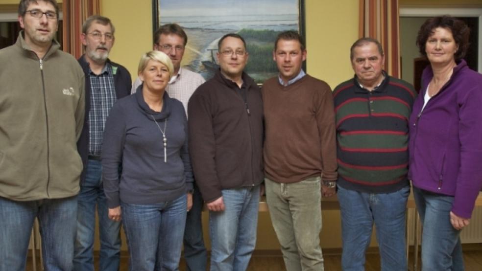 Der Vorstand des TuS Ditzumerverlaat mit (v. l.) Jörg Siemering, Siegfried Janssen, Grete Schulte, Jens Watermülder, Thomas Schmidt, Jürgen Müseler, Arnold Wilken und Anke Markus. © Thorin Mentrup