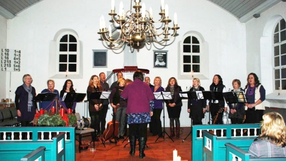 Mit durchweg plattdeutschen Liedern bestritten die »RegenBogen Singers« aus Moormerland ihren Auftritt in der Kirche zu Weenermoor. © Foto: Hoegen