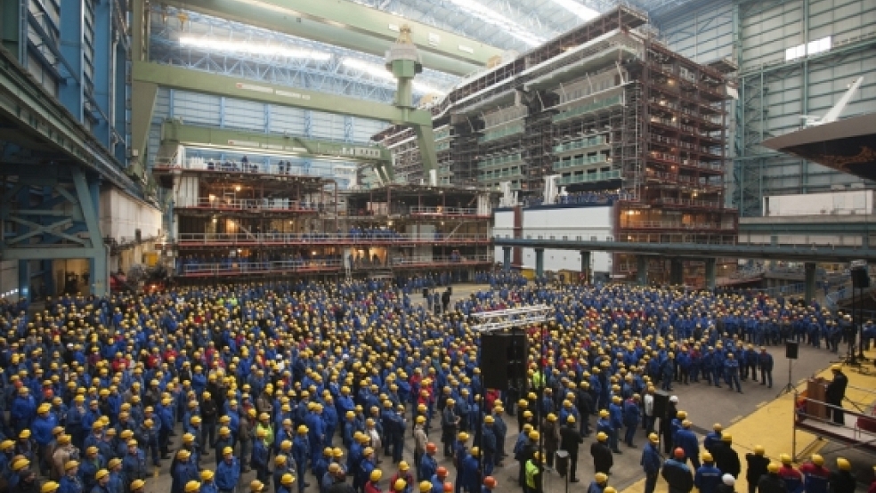 Beeindruckende Kulisse: Im überdachten Baudock kam die Belegschaft der Meyer Werft zu einer Informationsveranstaltung zusammen.  © Foto: Meyer Werft