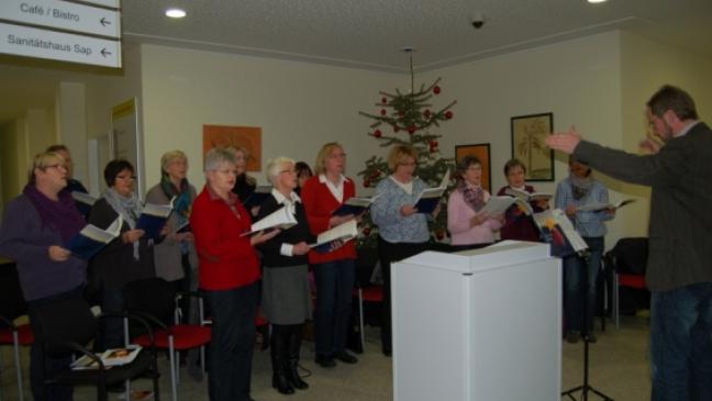 Weihnachtslieder noch vor der Tür zu hören