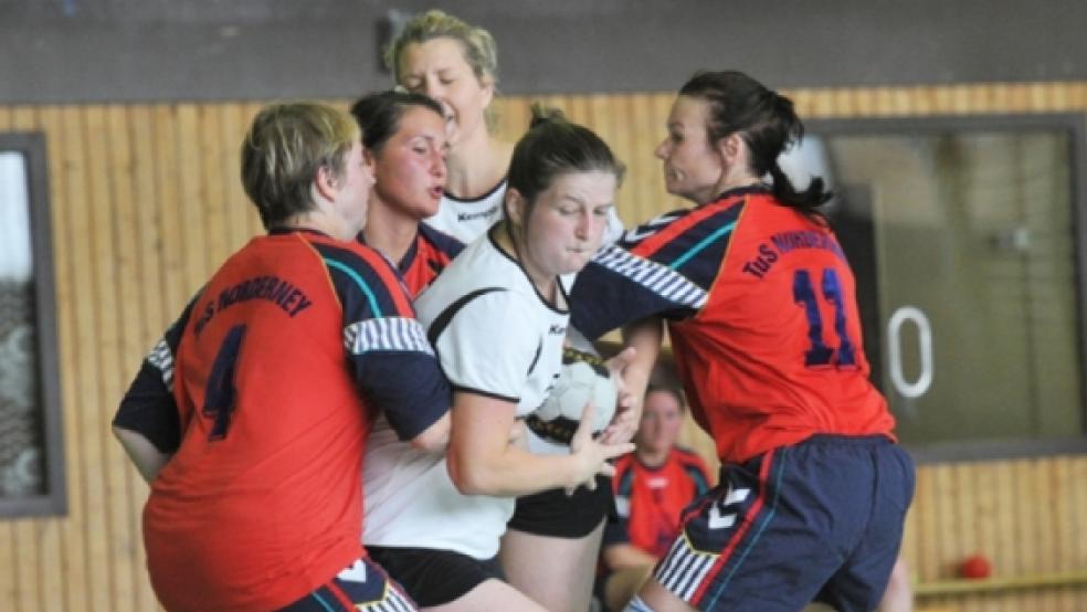 Durchgebissen haben sich die Handballerinnen der HSG Weener/Bunde auf Norderney. Sie gewannen 13:11 bei den Insulanerinnen. © Foto: Bruins