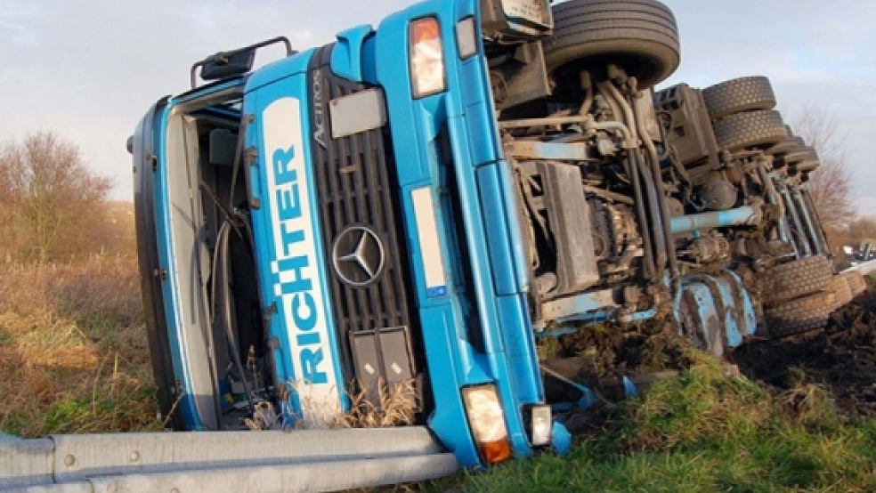 »Auf die Seite gelegt« hat sich dieser Lkw gestern auf der Autobahnabfahrt Bunde West. Der Fahrer blieb unverletzt.  © Foto: Nagel