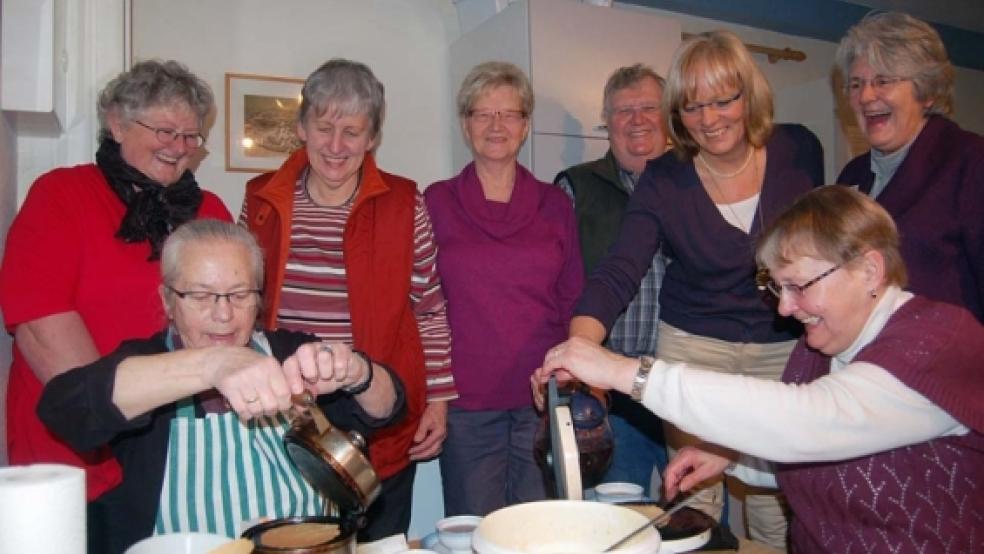 Die »Bäckerinnen« an den heißen Eisen, Gretchen Drewenz (li.) und Rixte Handwerker, umringt von den gestern im »Oll Speitenhus« Aktiven des Verkehrsvereins: Annegret Bommelmann (von li.) Erika Steen, Hanna Schröder, Luitpold Handwerker, Ulrike Nie und Angelika Höfelmann. © Foto: Nagel