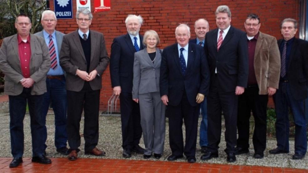 Gäste und Gastgeber: Von links die beiden Ratsherren Helmut Plöger und Johann Duin, der Bundestagsabgeordnete Hans-Michael Goldmann, Rastherr Arnold Venema und seine Frau Johanna, Umweltminister Hans-Heinrich Sander, Ratsherr Dieter Meyer, Bürgermeister Johann Tempel, Ratsherr Günter Harms und Kämmerer Martin Schilling. © Foto: Hoegen