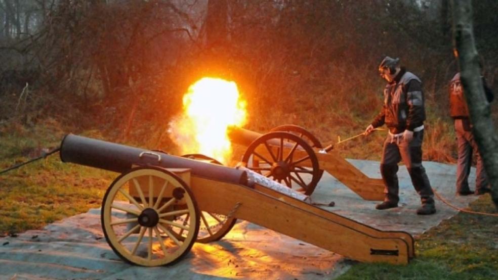 Ordentlich krachen lassen haben es vielerorts im Rheiderland »Freunde« des Karbidschießens. Am Wochenende lebte die »wummernde« Tradition, die schon Väter und Großväter früher zu Hochzeiten, Silvester und Neujahr als Brauch pflegten, wieder auf. Mit einigen strafrechtlichen »Donnerschlägen« wartete auch die Polizeiinspektion Leer/Emden auf. © Foto: Bruins