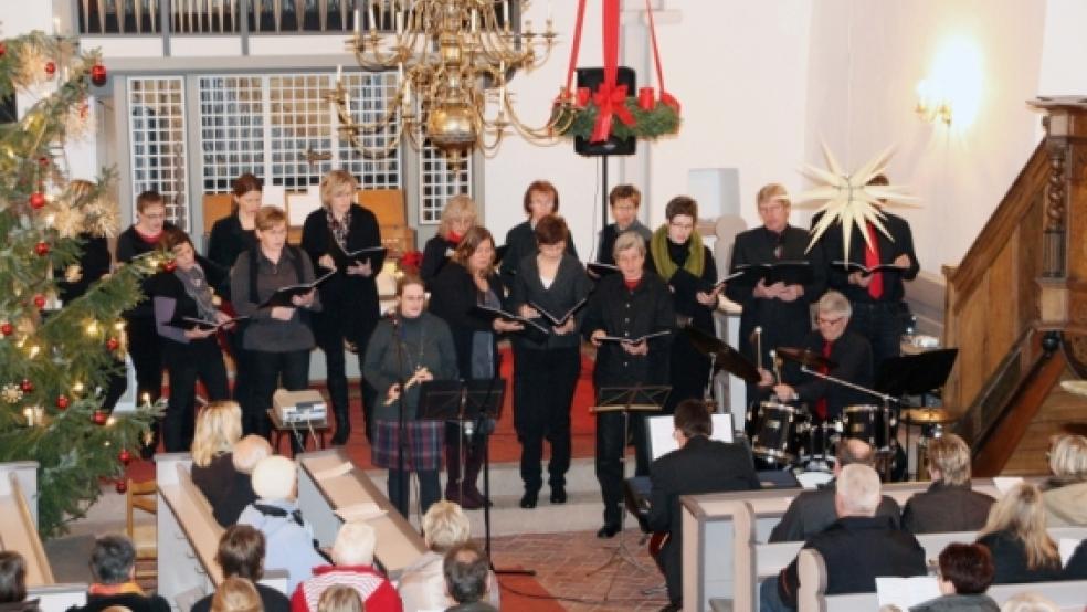 Der Gospelchor »Aufwind« lud am Freitagabend zur »Musik zwischen den Jahren« in die Ditzumer Kirche ein. Die Resonanz war rekordverdächtig: Alle Sitzplätze waren besetzt. Einige Zuhörer genossen das Konzert sogar im Stehen. © Foto: Goeman