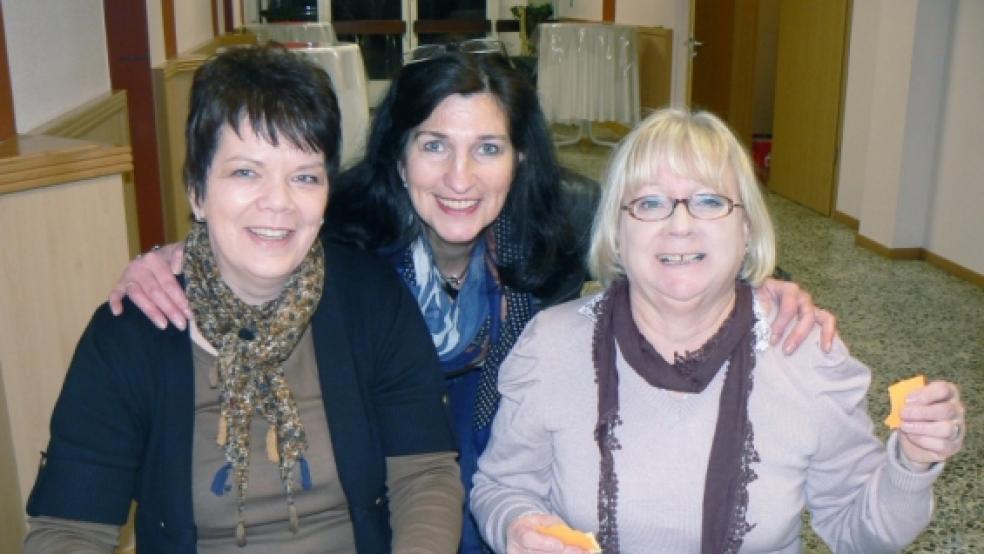 Die Lose wurden ihnen förmlich aus der Hand gerissen: Doris Müller (von links), Gerda Thieke und Karin Wimmer vom Gewerbeverein Bunde. © Fotos: Himstedt