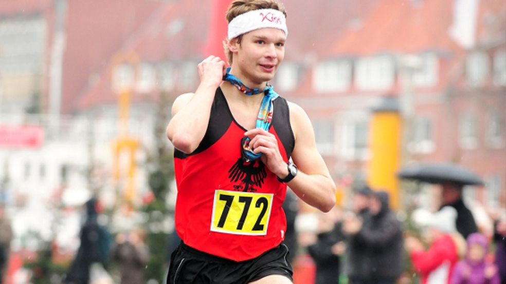 Richtet die Krawatte für den Zieleinlauf: Hauke Köller war auf der Fünf-Kilometer-Strecke nicht zu schlagen. © Fotos: Gleich