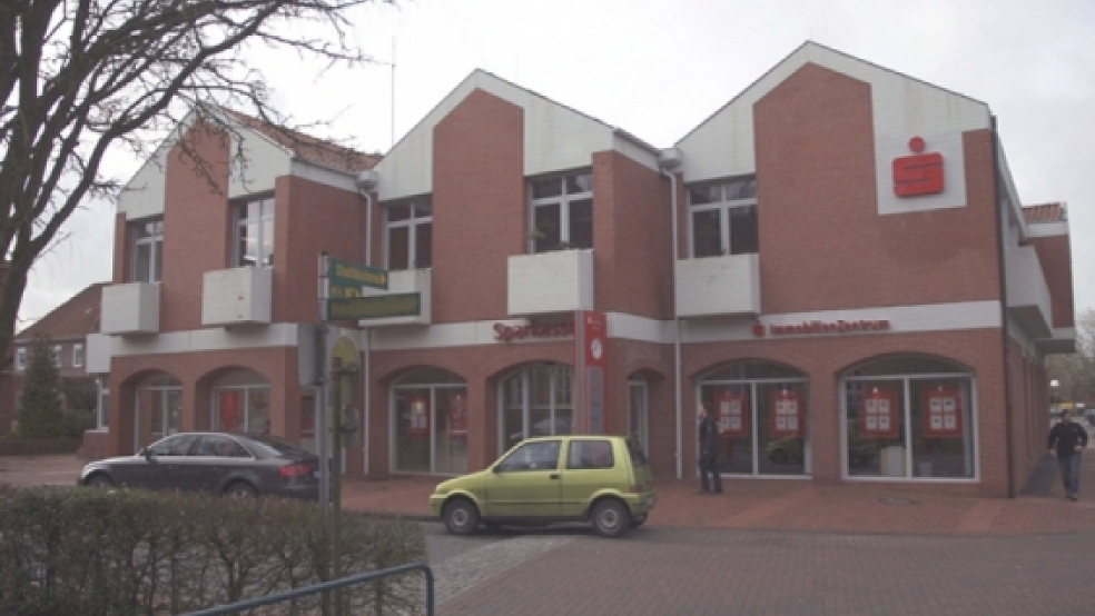 Die Geschäftsstelle an der Marktstraße in Weener ist für die Dauer von rund drei Jahren der Arbeitsplatz von 43 Mitarbeitern der Sparkasse LeerWittmund, die aus der Hauptstelle in Leer umgezogen sind. © Foto: Szyska