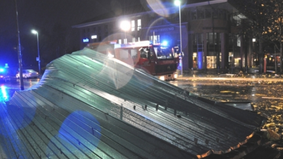 Ein Bild der Verwüstung: Teile des abgerissenen Daches auf der Straße »Am Stadtpark«. Im Hintergrund das Gebäude der »Ems-Zeitung«. © Foto: Hinrichs