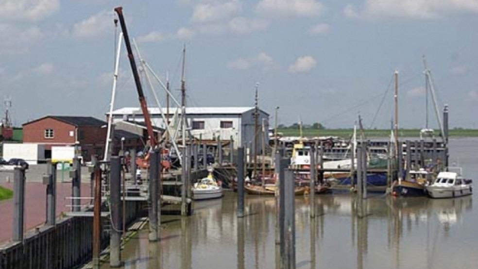 Die Allerheiligenflut am 1. November 2006 sorgte für Rekord-Wasserstände im Hafen von Ditzum. Die Fischer des Ortes haben Sorge, dass sich Schiffe losreißen könnten, wenn die Dalben nicht verlängert werden. © Archivfoto: Hoegen