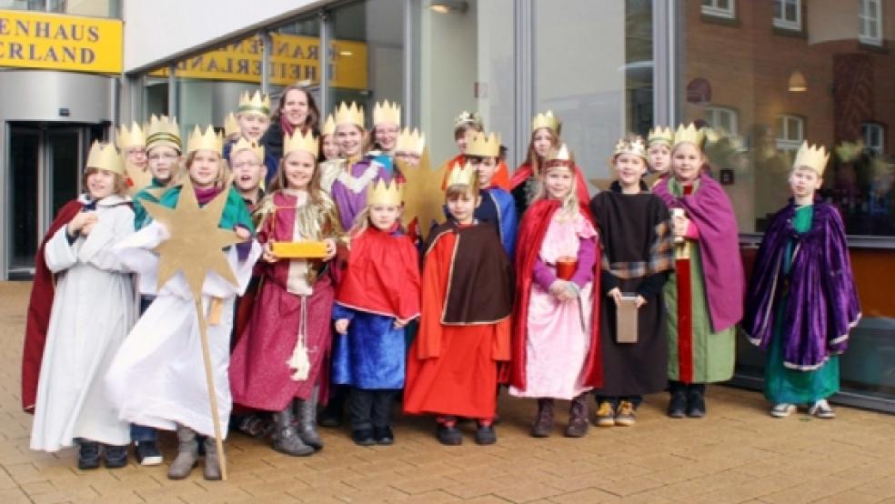 Strahlende Sternsinger: Die Kinder der St. Joseph-Gemeinde nach ihrem Auftritt im Krankenhaus Rheiderland. © Fotos: Nagel/privat