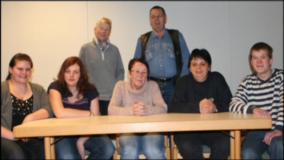 Zeit für ein gemeinsames Foto nahmen sich die Laiendarsteller der Theatergruppe vor der jüngsten Probe. Das Foto zeigt: ( v.l.) Jasmin Arends, Tanja Kruse, Stöhnpaal Annegret Schmidt, Ulla Pals, Spöölbaas Helmut Plöger, Marion Meinders und Uwe Maas. © Foto: Goeman