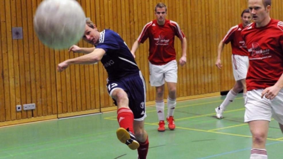 Die strammen Schüsse von Ditmar Lübbers (links) und seinen Teamkollegen vom TV Bunde wollten nicht recht sitzen. Im Derby gegen Jemgum holten sie ein Remis. © Fotos: Bruins