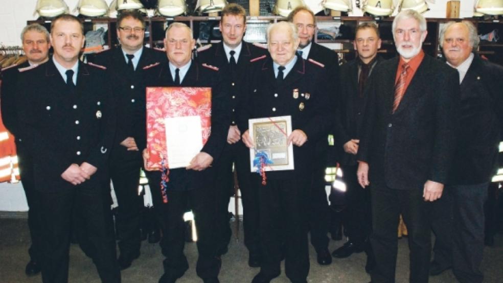 Ehrung und Abschied. Helmut Walhuis (vorne rechts mit Plakette) wurde für 60 Jahre Mitgliedschaft in der Feuerwehr geehrt. Dieter Siemens (vorne links mit Urkunde) beendete nach 30 Jahren seine aktive Dienstzeit. Dank und Anerkennung übermittelten (von links) Peter Oltmanns (stellvertretender Orts- und Gemeindebrandmeister), Ortsbrandmeister Peter Lüppens, Gemeindebrandmeister Ingfried Battermann, Ernst Berends (Kreisfeuerwehr), Harm Watermülder und Bürgermeister Gerald Sap (beide Gemeinde Bunde), Ortsvorsteher Georg Huisinga (Boen) und Johannes Willms (Feuerwehrausschussvorsitzender). Es fehlt Hinderk Meints, der seit 40 Jahren Mitglied der Feuerwehr ist und nachträglich geehrt werden soll. © Fotos: Kuper