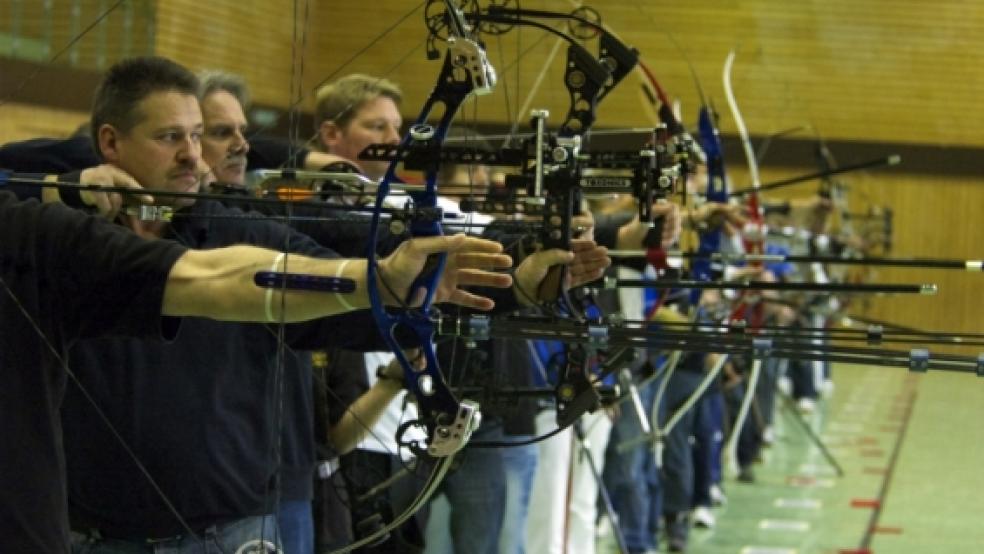 Bogenmeer in der Turnhalle bei der Phönixschule: Knapp 80 Bogenschützen kamen zum vierten Neujahrsturnier. © Foto: Mentrup