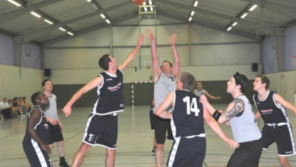 In der Offensive blieben die Basketballer des BSV Bingum (graue Shirts) weitgehend harmlos. © Foto: Bruins