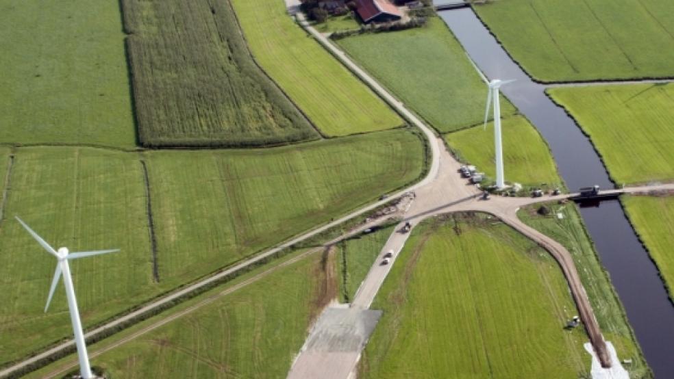 Der Wegebau stand im Herbst 2011 im Vordergrund. Derzeit werden die Fundamente für die fünf neuen Windkonverter erstellt. © Foto: H&M Luftbildservice