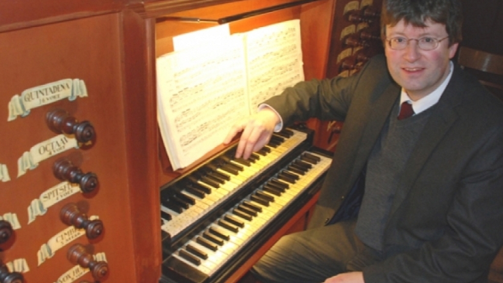 Winfried Dahlke am Spieltisch der Schnitger-Orgel. © Fotos: Kuper
