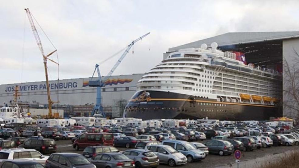 Nach dem Ausdocken am vergangenen Sonntag könnte die »Disney Fantasy« in etwa einer Woche ins niederländische Eemshaven überführt werden.  © Fotos: Meyer Werft