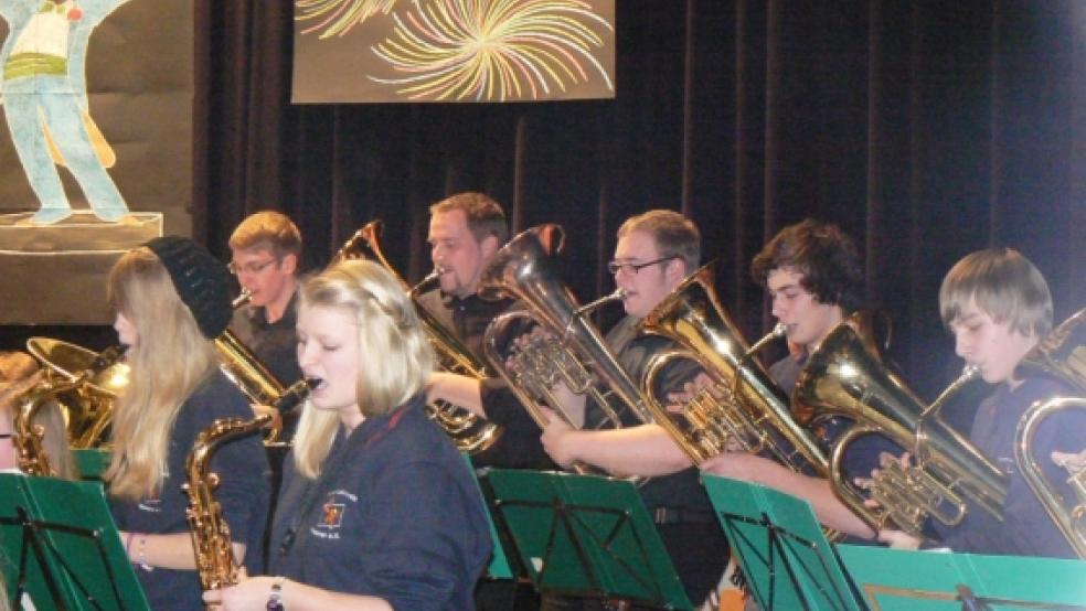 Begeisterten Applaus ernteten das Flötenorchester und das Jugendorchester unter der Leitung von Heidi Giese sowie das Blasorchester mit Dirigent Wim Westerman für ihre grandiosen Vorstellungen am Sonnabend und Sonntag in der Aula der Karl-Bruns-Realschule in Weener. © Foto: Himstedt