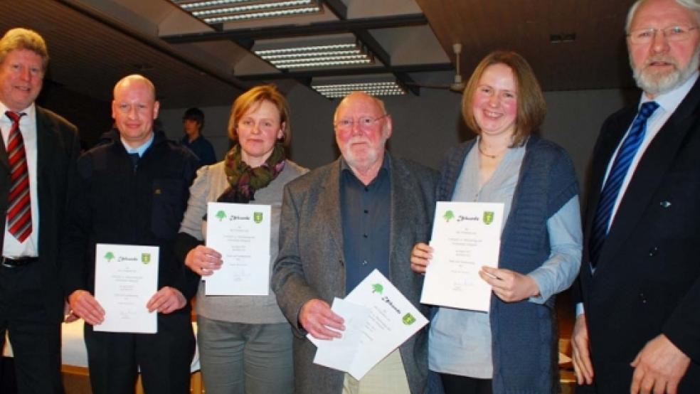 Urkunden und Preisgelder für Umweltaktivitäten im vergangenen Jahr verlieh die Gemeinde Jemgum auf ihrem Neujahrsempfang am Sonnabend im Dorfgemeinschaftshaus. Im Bild (von links): Bürgermeister Johann Tempel, Stefan Hilbrands (Gemeinde-Jugendfeuerwehrwart), Gerda Foget (Pogumer Dorfgemeinschaft), Jan Ulferts (Vorsitzender des Dorfvereins Midlum), Britta Borgmann (Rektorin der Grundschule Ditzum) und Arnold Venema (Vorsitzender des Umweltausschusses). © Foto: Hanken